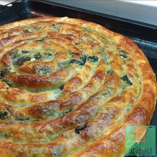 Ispanaklı Pırasalı El Açması Börek Tarifi - 3