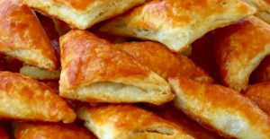 Annemin El Açması Peynirli Üçgen Börek Tarifi