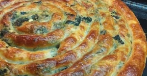 Ispanaklı Pırasalı El Açması Börek Tarifi